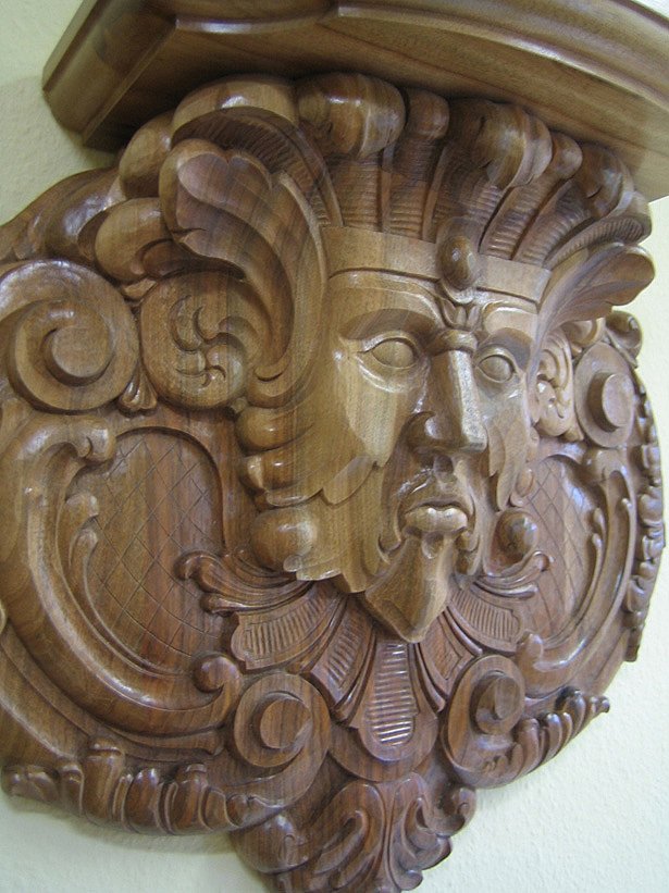 Konsole Nussbaum mit Gesichtsmaske